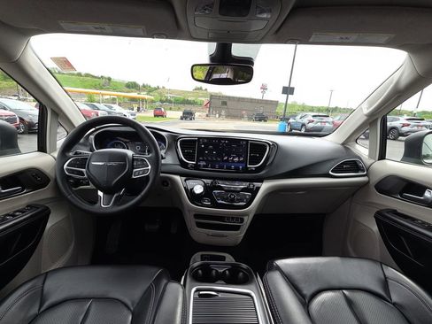 Used 2023 Chrysler Pacifica Touring-L FWD image 28