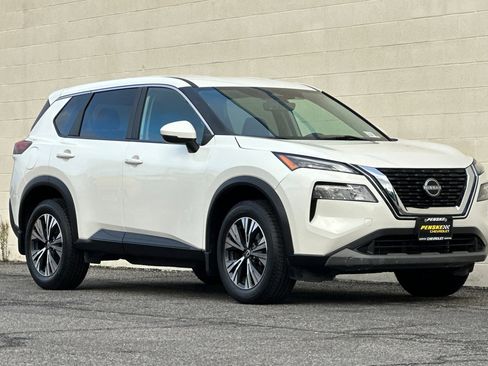 Used 2022 Nissan Rogue SV image 2