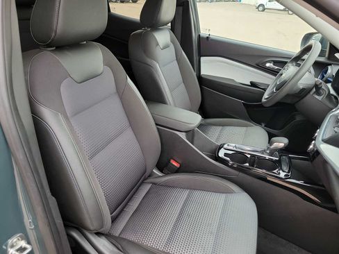 Used 2025 Chevrolet Trax LT FWD image 18
