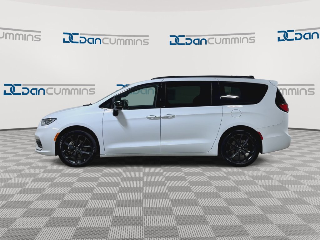 Used 2025 Chrysler Pacifica Limited FWD image 5