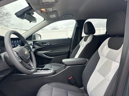 Used 2025 Chevrolet Trax LS w/ LS Convenience Package image 10