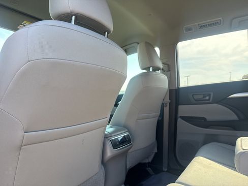 Used 2019 Toyota Highlander LE image 30