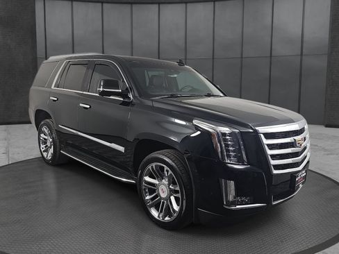 Used 2019 Cadillac Escalade Luxury AWD/4WD image 3