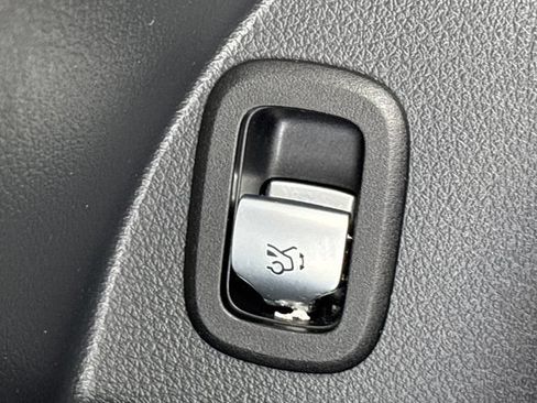 Used 2023 Mercedes-Benz GLC 300 4MATIC image 25