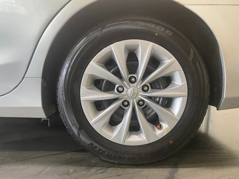 Used 2016 Toyota Camry LE FWD image 10
