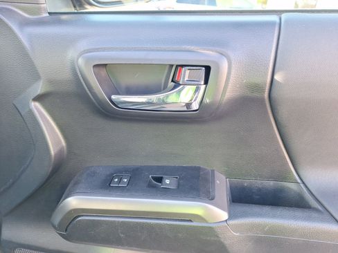 Used 2020 Toyota Tacoma TRD Sport image 37