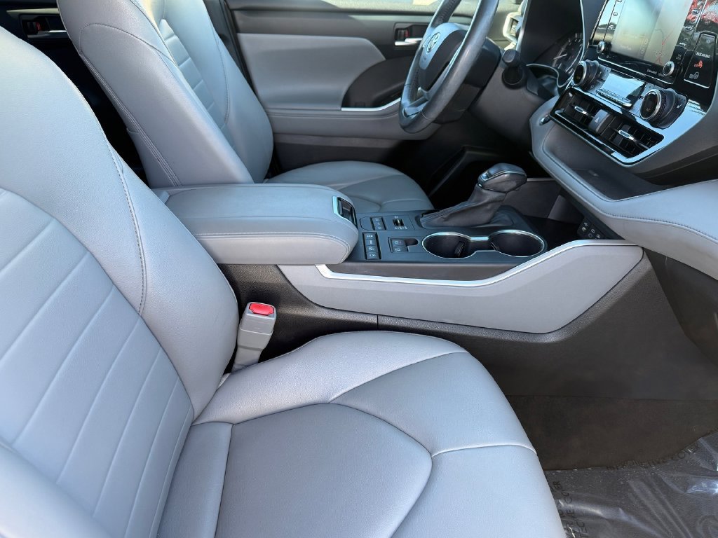 Certified 2022 Toyota Highlander XLE AWD/4WD image 17