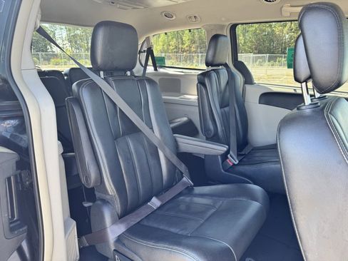 Used 2015 Chrysler Town & Country Touring w/ Driver Convenience Group image 14