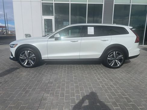 Used 2023 Volvo V60 B5 Cross Country Plus w/ Climate Package image 31