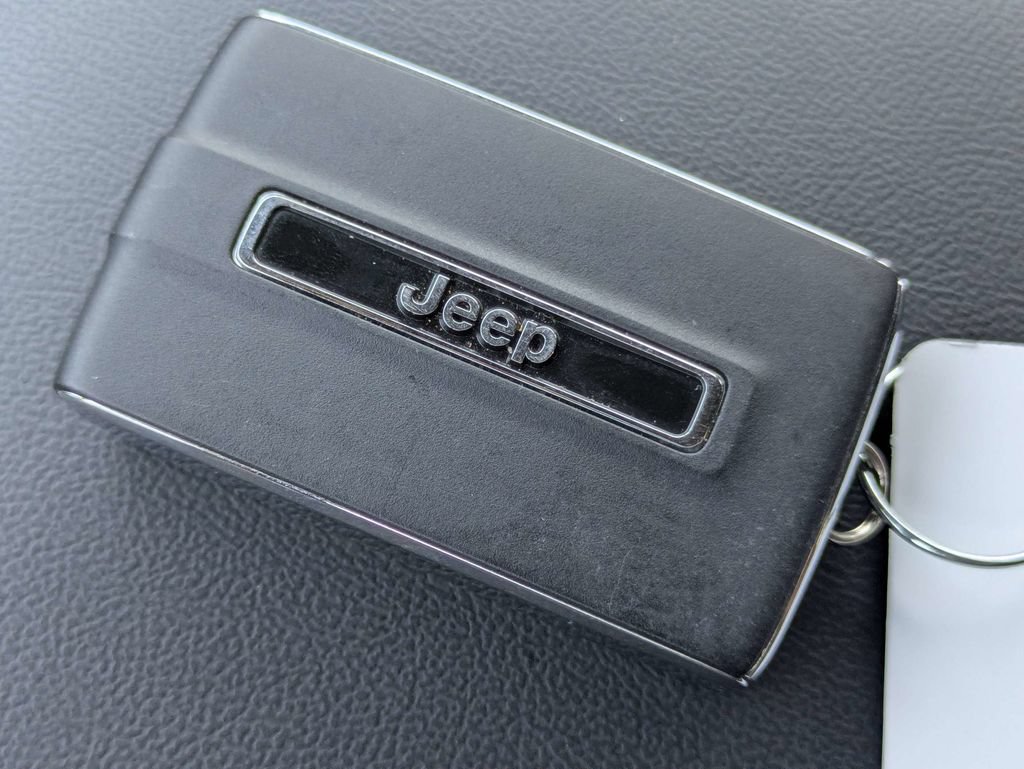 Used 2025 Jeep Grand Cherokee Altitude RWD image 33