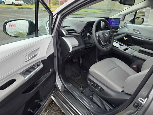 New 2026 Toyota Sienna XLE AWD/4WD image 22