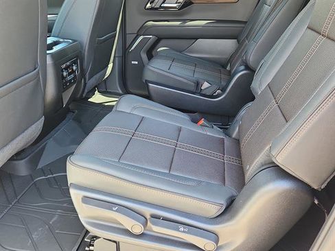 New 2026 Chevrolet Suburban High Country image 9