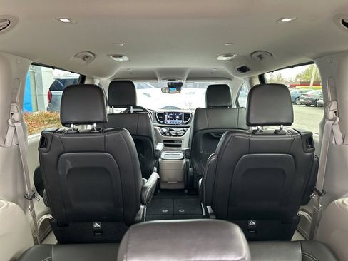 Used 2024 Chrysler Pacifica Touring-L image 10