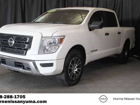 Used 2022 Nissan Titan SV image 3