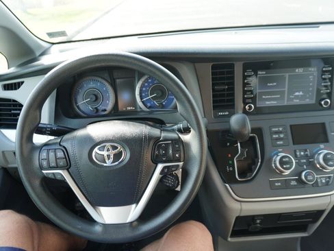 Used 2020 Toyota Sienna L image 39