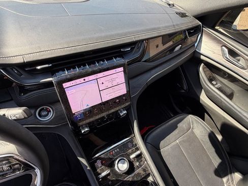 Used 2023 Jeep Grand Cherokee Overland AWD/4WD image 19