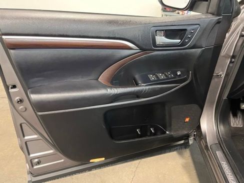 Used 2015 Toyota Highlander Limited image 24