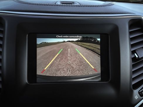 Used 2020 Jeep Cherokee Latitude Plus image 16