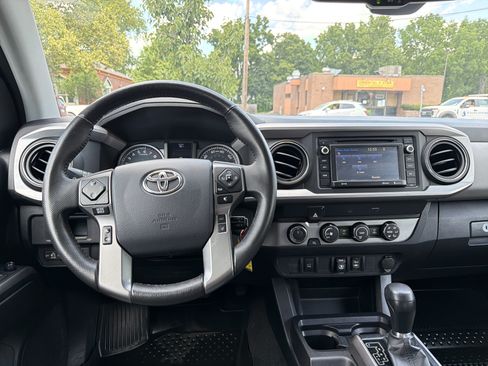 Used 2019 Toyota Tacoma SR5 AWD/4WD image 13