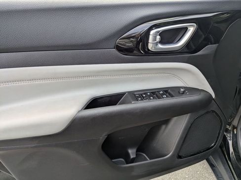 Used 2025 Jeep Compass Limited image 15