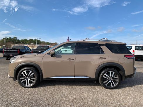 Used 2024 Nissan Pathfinder Platinum w/ Cargo Package image 5