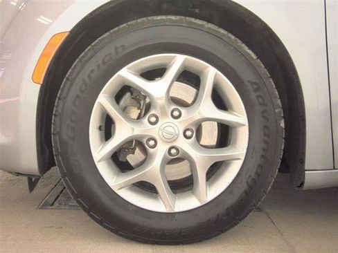 Used 2020 Chrysler Pacifica Limited FWD image 9