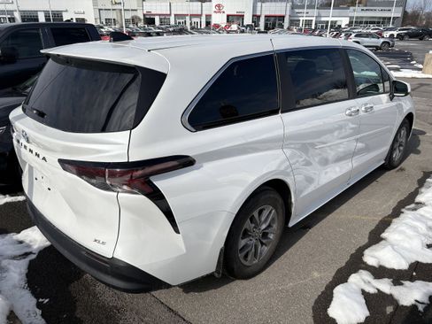 Used 2025 Toyota Sienna XLE image 6