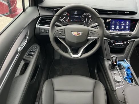 New 2025 Cadillac XT6 Luxury FWD image 32