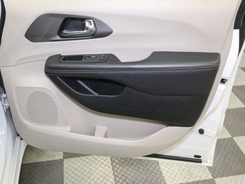 Used 2024 Chrysler Pacifica Touring-L image 19