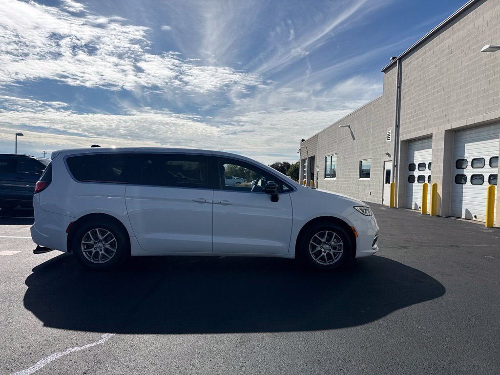 Used 2025 Chrysler Pacifica Select FWD image 5