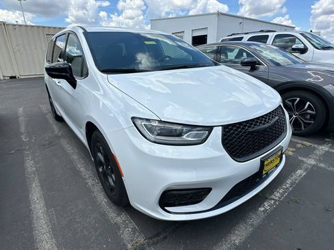 Used 2024 Chrysler Pacifica Limited FWD image 2
