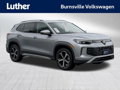 Used 2025 Volkswagen Tiguan SE w/ Panoramic Sunroof Package