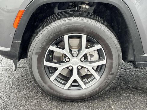 Used 2025 Jeep Grand Cherokee L Limited w/ Luxury Tech Group II image 11