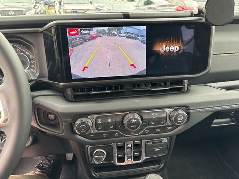 Used 2026 Jeep Wrangler Unlimited Sahara AWD/4WD image 15