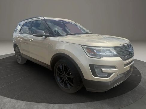 Used 2017 Ford Explorer XLT w/ Equipment Group 202A image 3