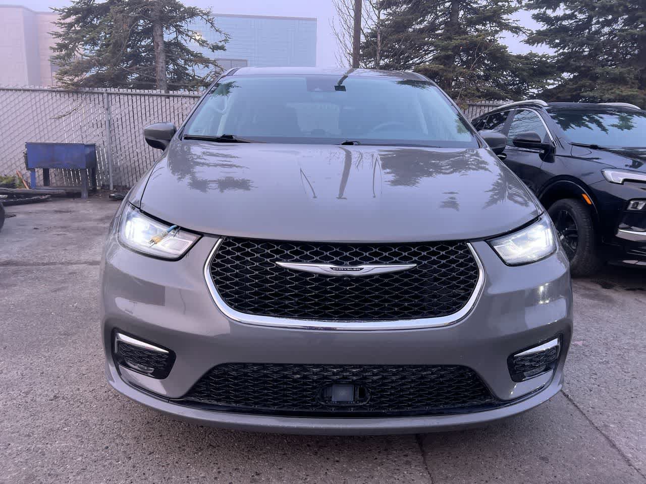 Used 2023 Chrysler Pacifica Touring-L FWD image 29