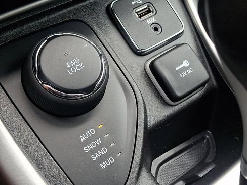 Used 2020 Jeep Compass Latitude w/ Cold Weather Group AWD/4WD image 25