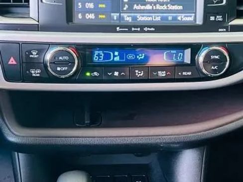 Used 2017 Toyota Highlander XLE w/ Carpet Mat Package AWD/4WD image 14