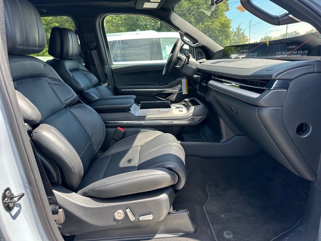 New 2025 Lincoln Navigator Reserve w/ Jet Appearance Package AWD/4WD image 20