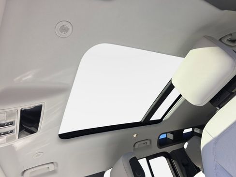 New 2026 Land Rover Defender 110 X-Dynamic SE image 30