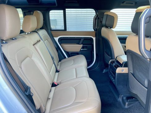 Used 2025 Land Rover Defender 110 X-Dynamic SE image 31