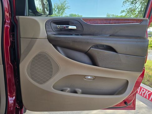 Used 2014 Chrysler Town & Country Touring-L w/ Driver Convenience Group FWD image 19