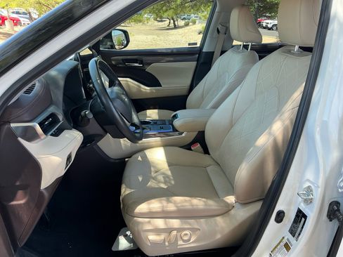 Used 2022 Toyota Highlander Platinum FWD image 14