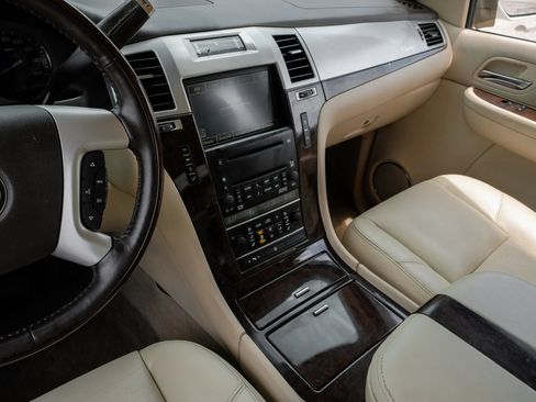 Used 2007 Cadillac Escalade EXT w/ Information Package AWD/4WD image 24