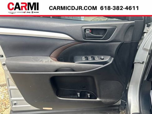 Used 2019 Toyota Highlander LE FWD image 11