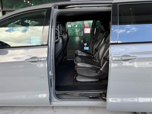 Used 2021 Chrysler Pacifica Limited w/ S Appearance Package FWD image 31