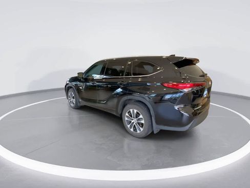 Used 2022 Toyota Highlander XLE AWD/4WD image 6