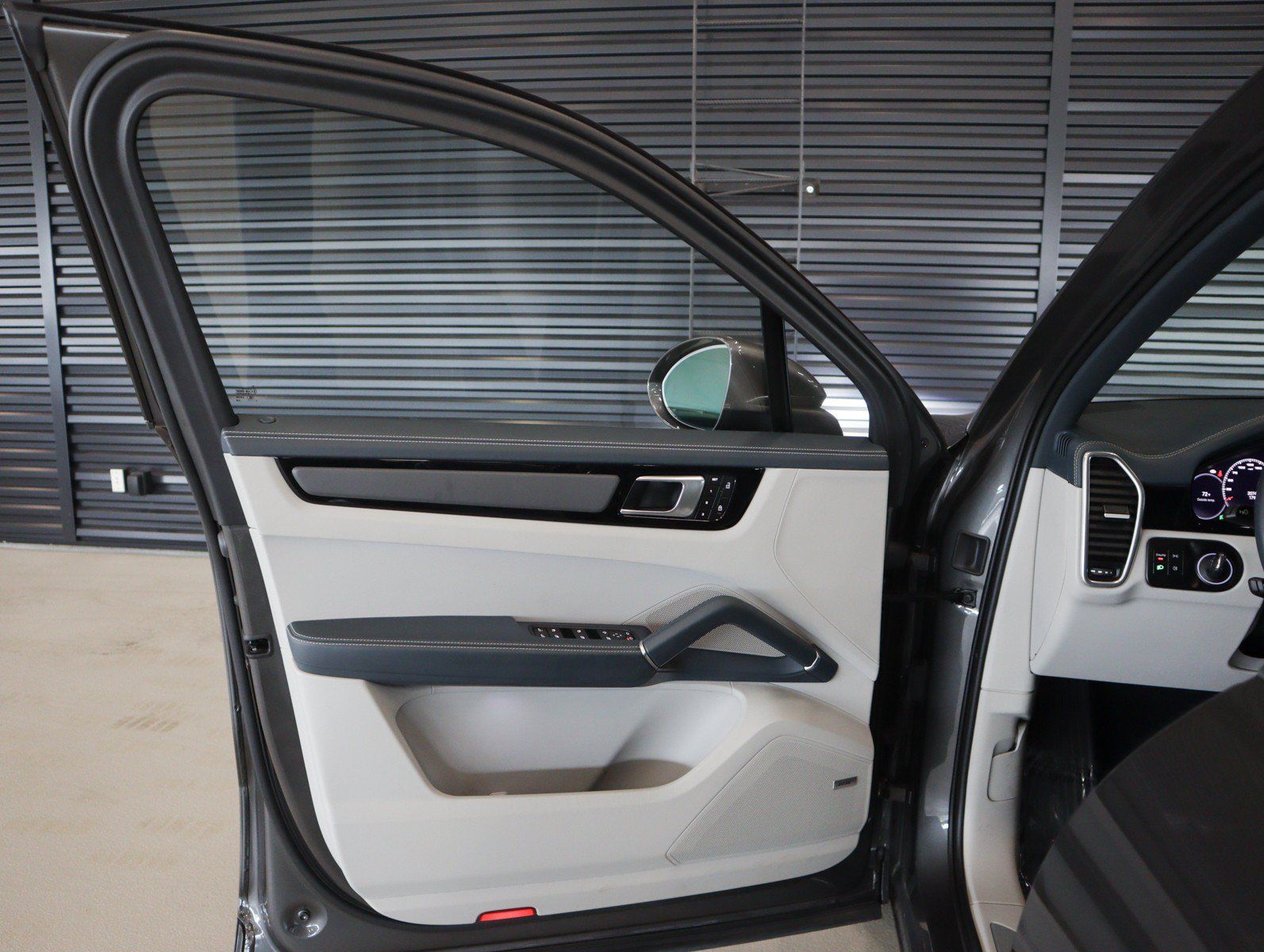 Certified 2023 Porsche Cayenne AWD/4WD image 23