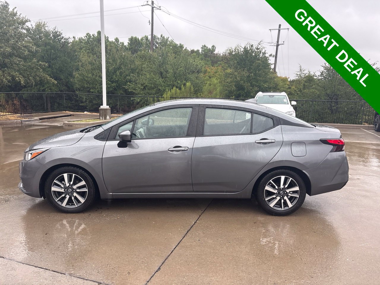 Used 2021 Nissan Versa SV FWD image 8