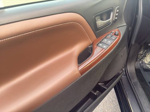 Used 2017 Toyota Sienna Limited Premium image 6